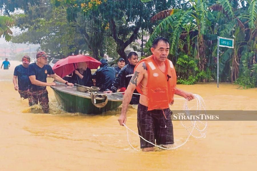 Sarawak floods: Rescue teams brave strong currents to deliver aid